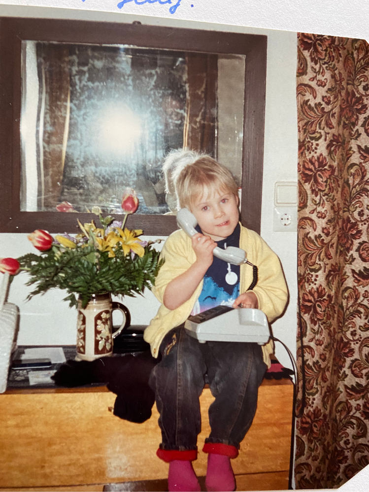 Johanna als Kind mit Telefon in der Hand 