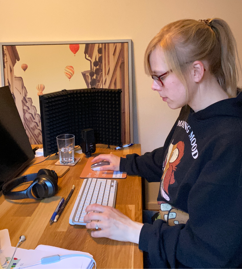 Johanna schreibt am Computer Geschichten